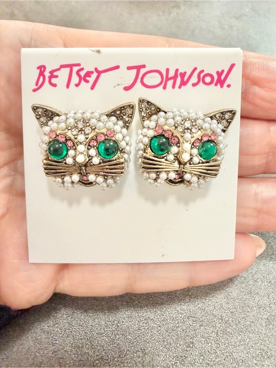 Betsey Johnson Jewelry - Betsey Johnson Pearl Cat Head Stud Earrings Gold Tone With Green Eyes Whimsical